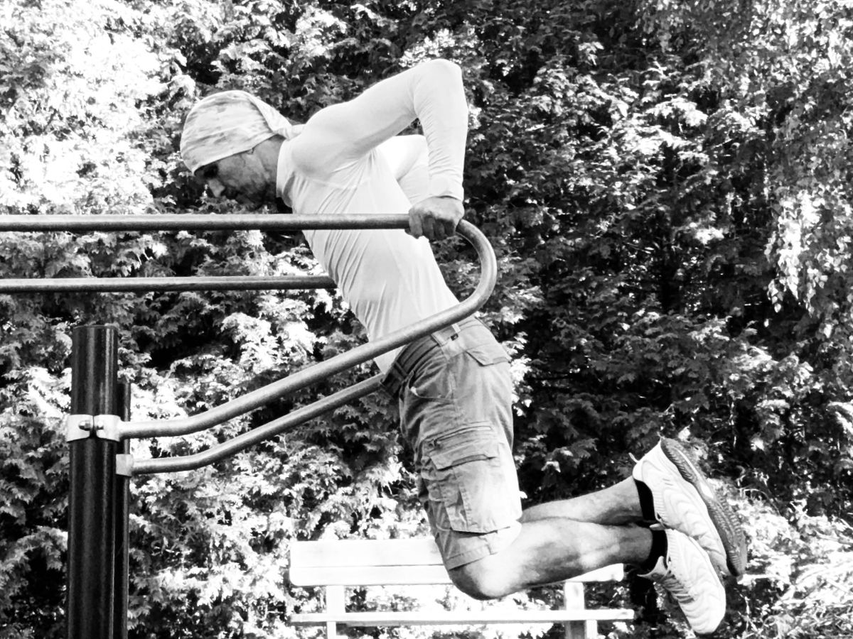 Jani tolódzkodik egy szabadtéri street workout park korlátján